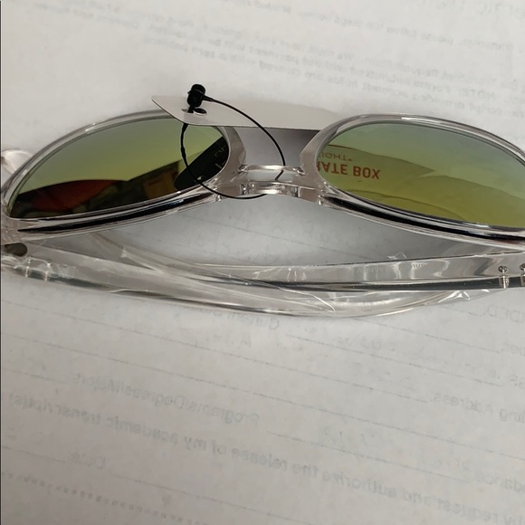 Sunglasses(Unisex) - Picture 3 of 3